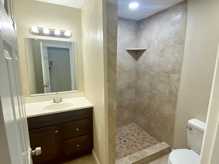 220 Laurel St — Photo 10
