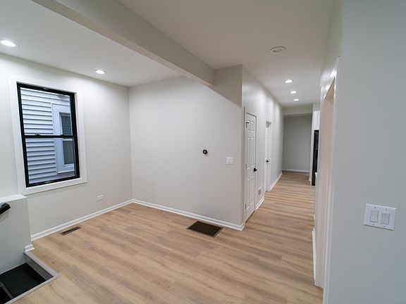 5th image of 3111 N Oakley Ave Unit 2