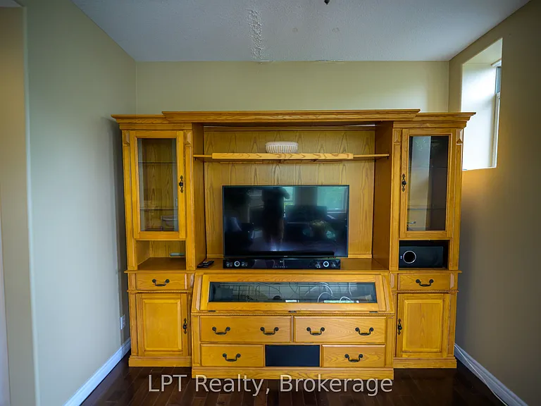 317 Queen St #302 — Photo 17