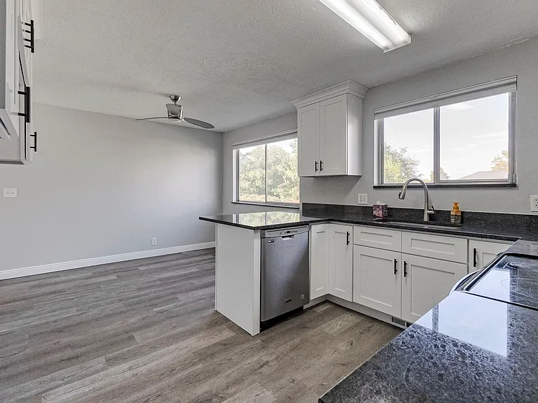 3246 W Royalwood Dr — Photo 13