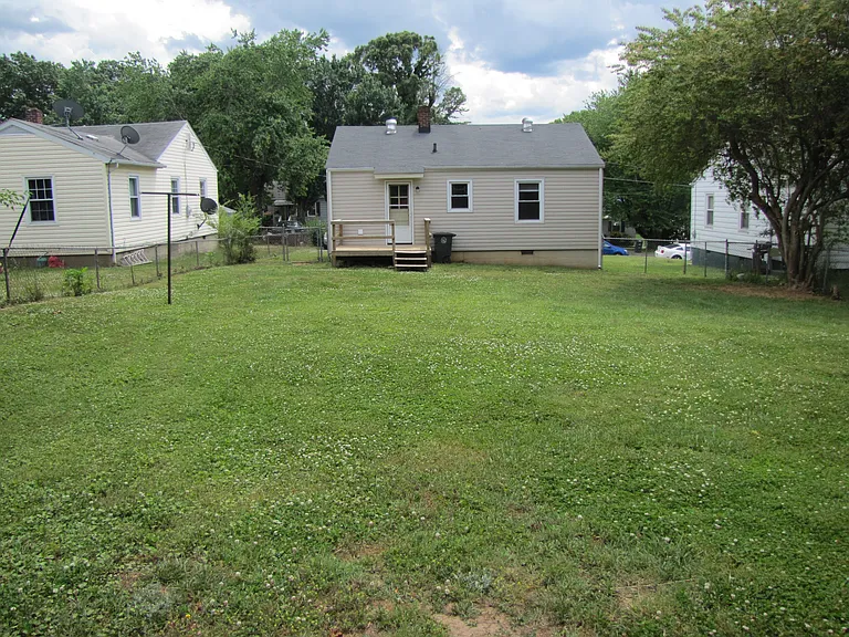 1120 Stratford Rd — Photo 2