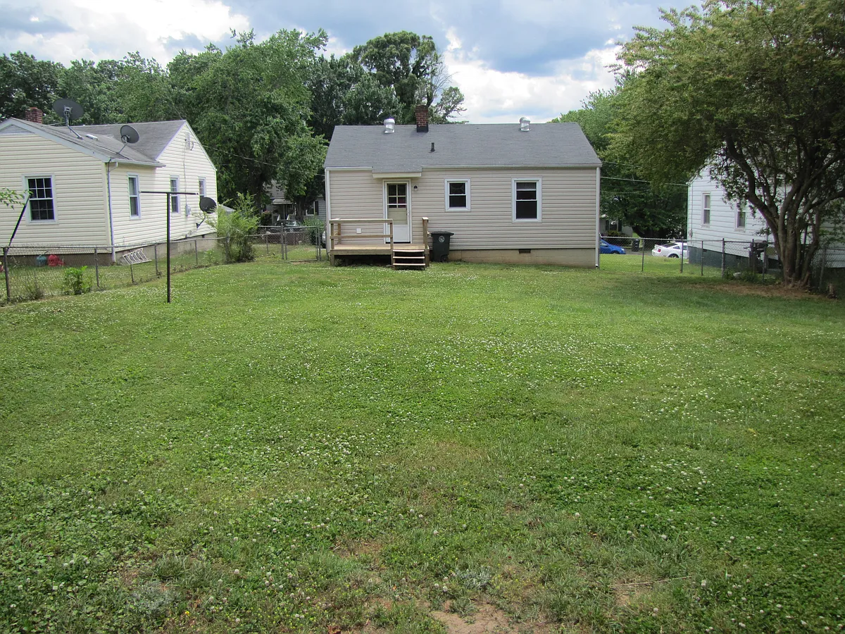 Building Photo - 1120 Stratford Rd