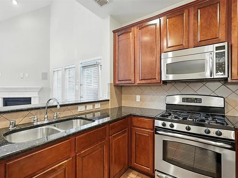 2101 Broadstone Dr — Photo 9