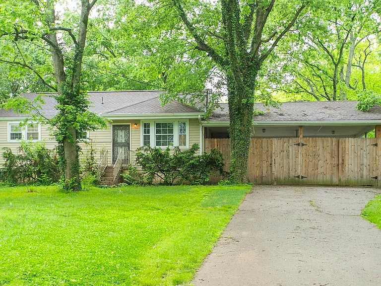 313 Archwood Dr — Photo 1