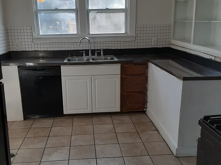 3402 N Detroit Ave — Photo 3