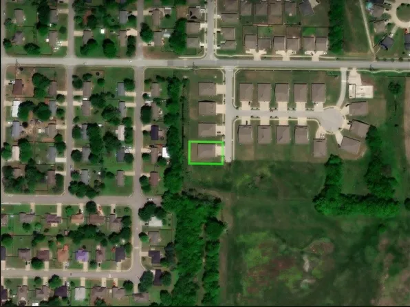 221 & 223 N Broadway Dr, Farmington, AR 72730