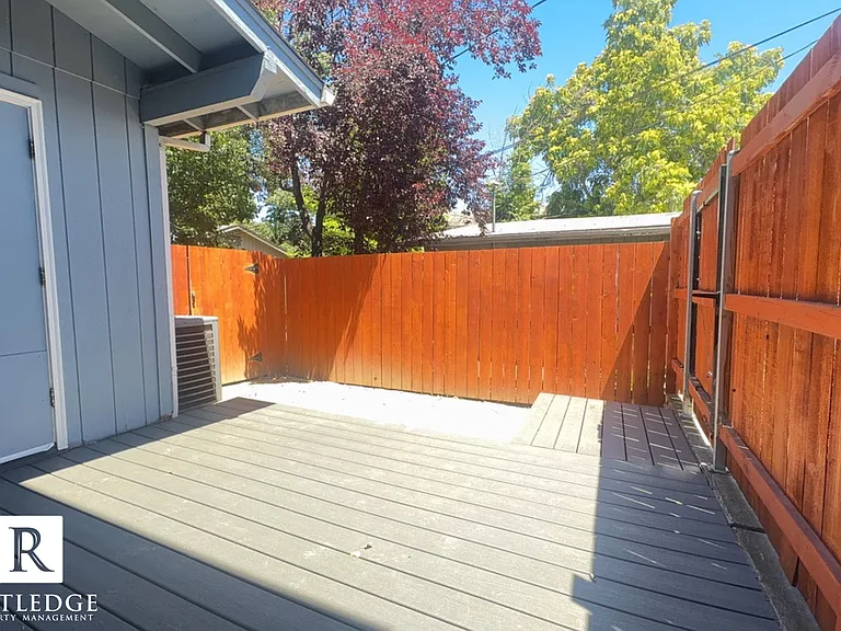 826 Bennett Ave #A-D — Photo 11