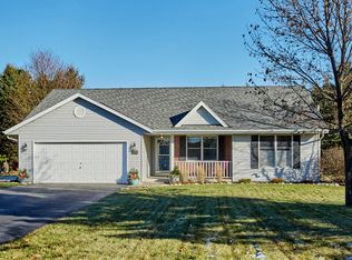 210 Granary Cir, Hartland, WI 53029