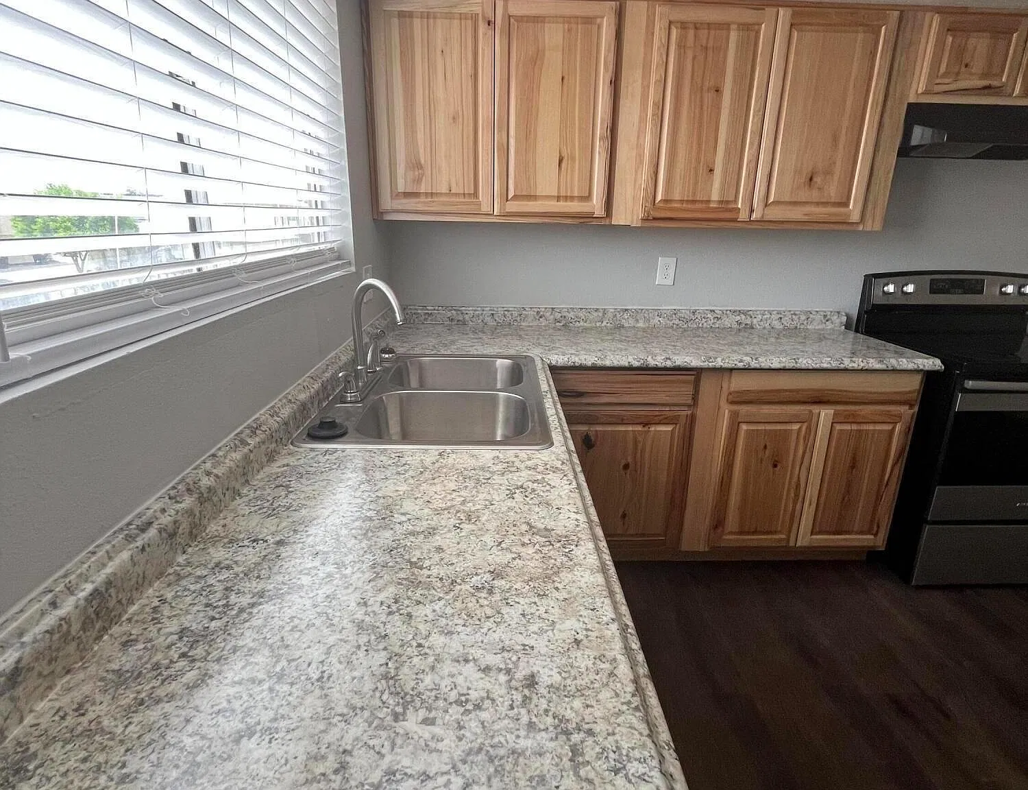 2 bed, 1.0 bath, 4376 sqft, $1,495 — Photo 4