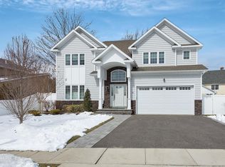 38 Belmont Cir, Syosset, NY 11791