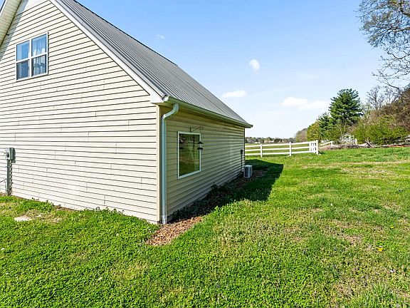 5th image of 525 Sharp Springs Rd