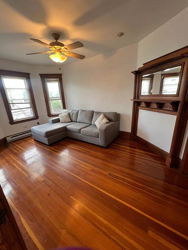 3 bed, 950 sqft, $2,700 — Photo 1
