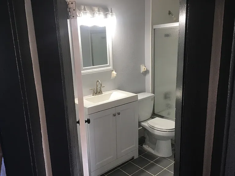 207 N Albany Ave — Photo 3