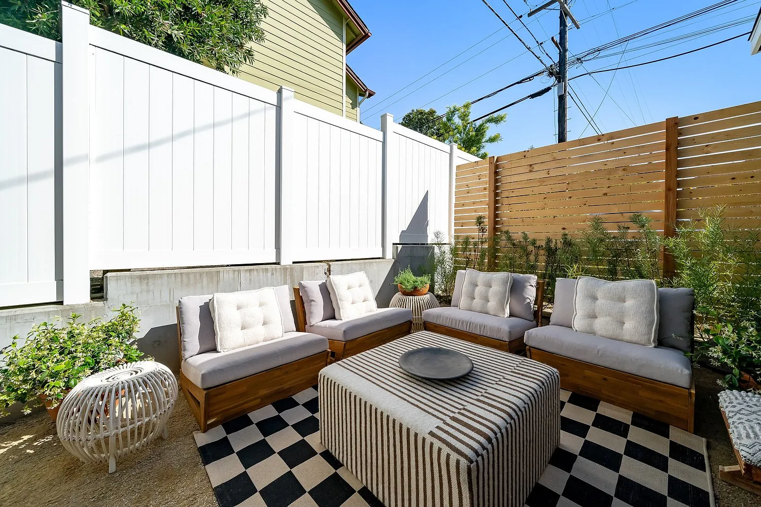 2 bed, 790 sqft, $5,200 — Photo 1