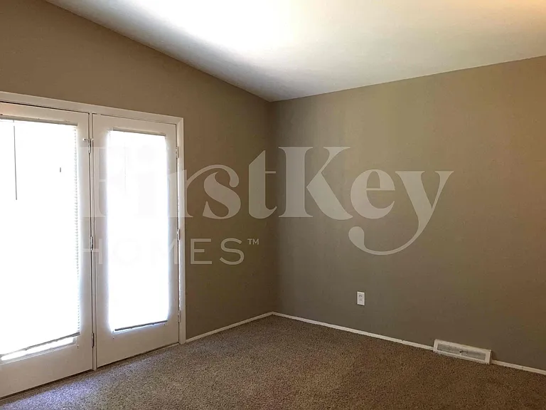 2560 Pheasant Dr — Photo 13