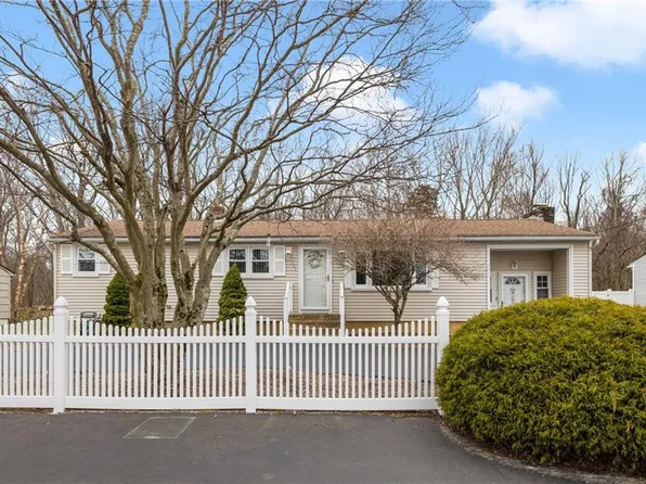 153 Pheasant Dr, Cranston, RI 02920