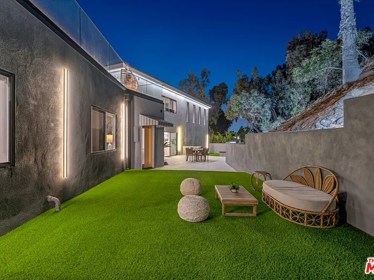 7966 Mulholland Dr — Photo 53