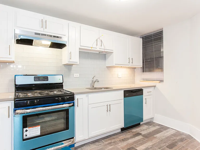 2922 W Logan Blvd — Photo 7