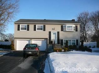 25 Munson Ln, West Sayville, NY 11796