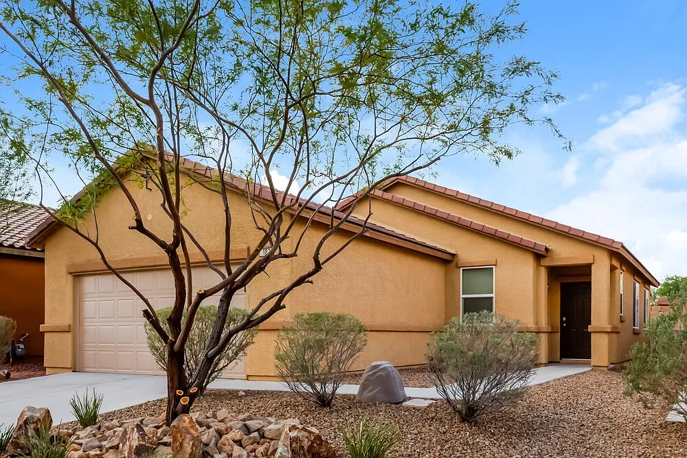 3 bed, 2.0 bath, 1340 sqft, $2,210 — Photo 3