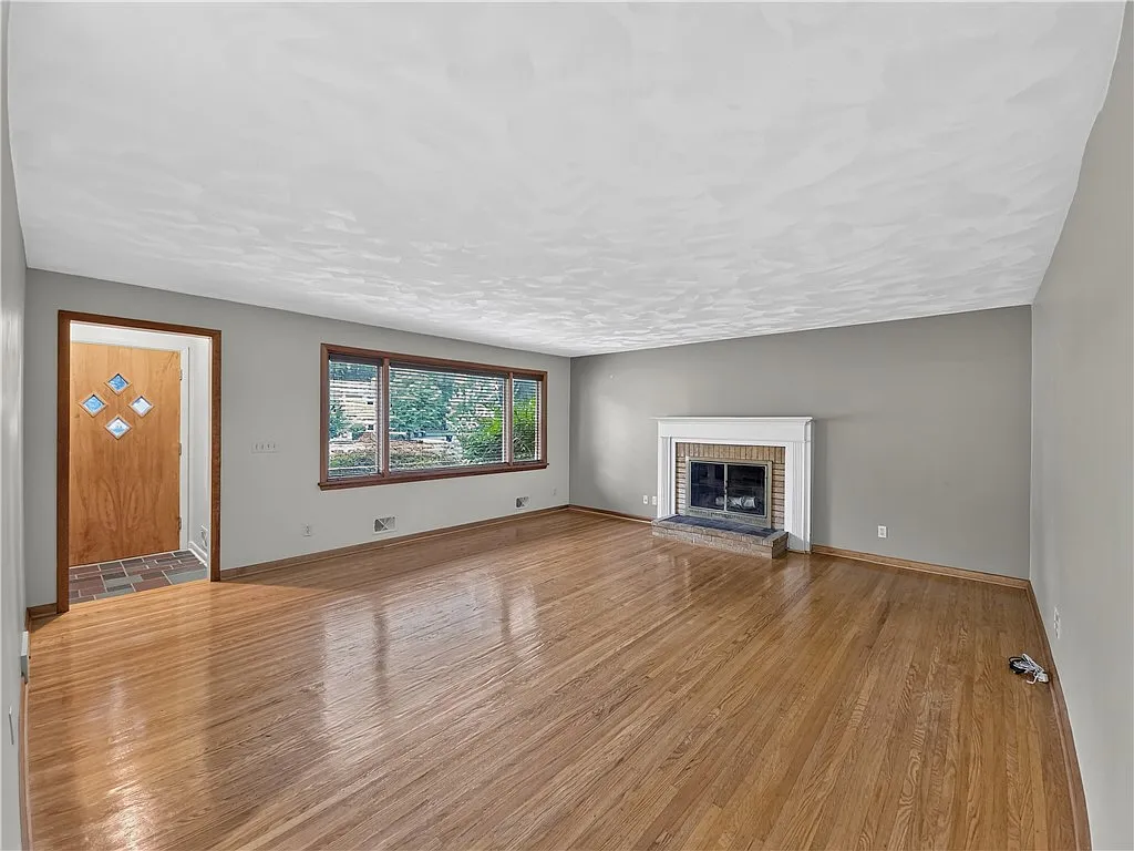 3 bed, 1.5 bath, 1552 sqft, $2,695 — Photo 3