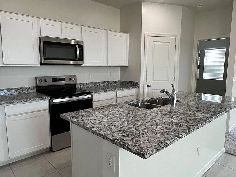 2004 E Driftwood Dr — Photo 2