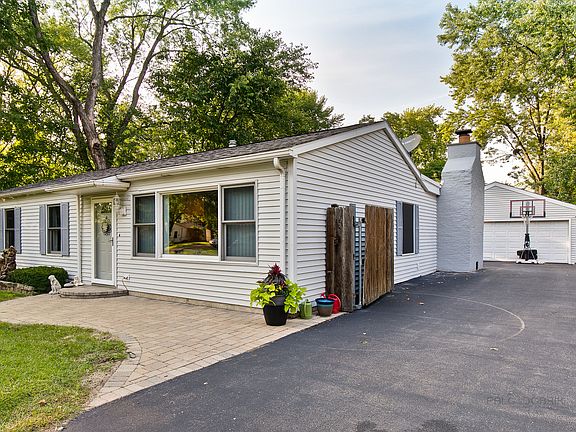 2nd image of 1042 E Tulip Way