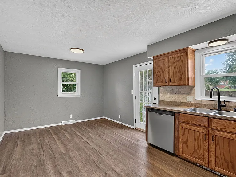 2724 N Franklin Ave — Photo 9