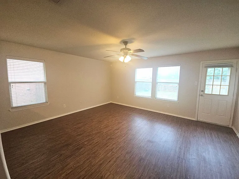 2404 Clairborne Dr — Photo 8