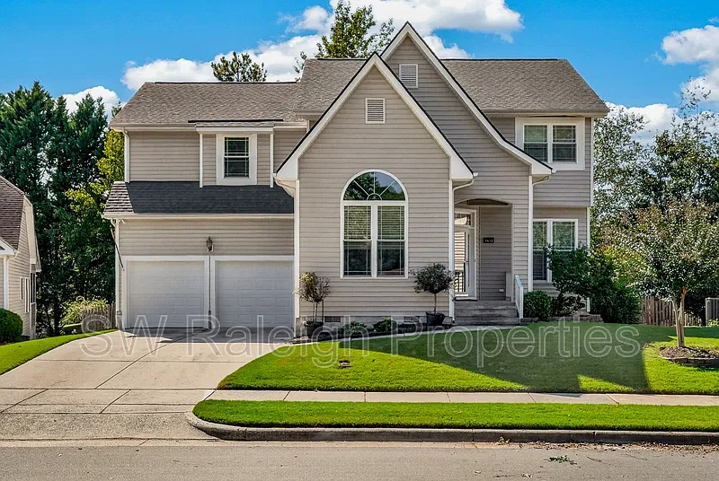 4 bed, 2.5 bath, 2281 sqft, $2,600 — Photo 3
