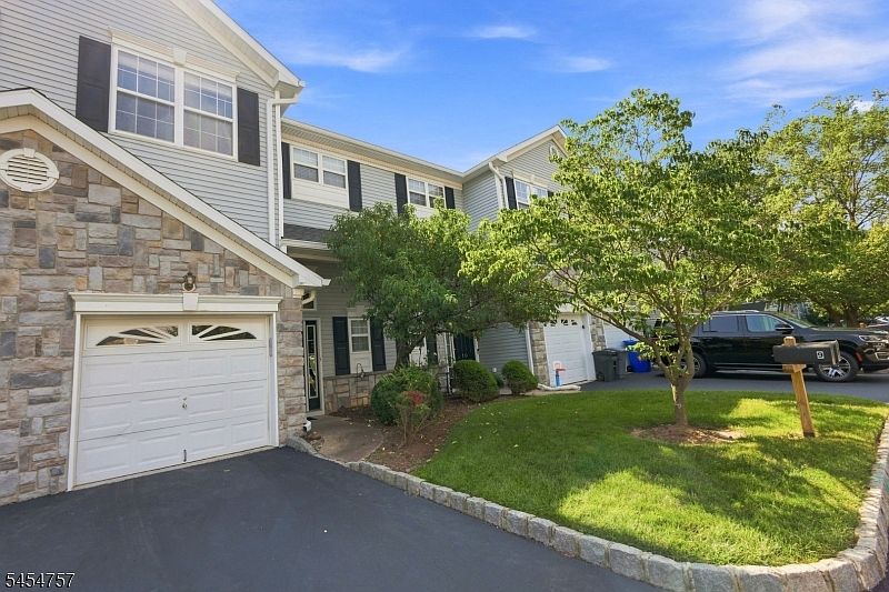 1st image of 9 Bridgepointe Dr
