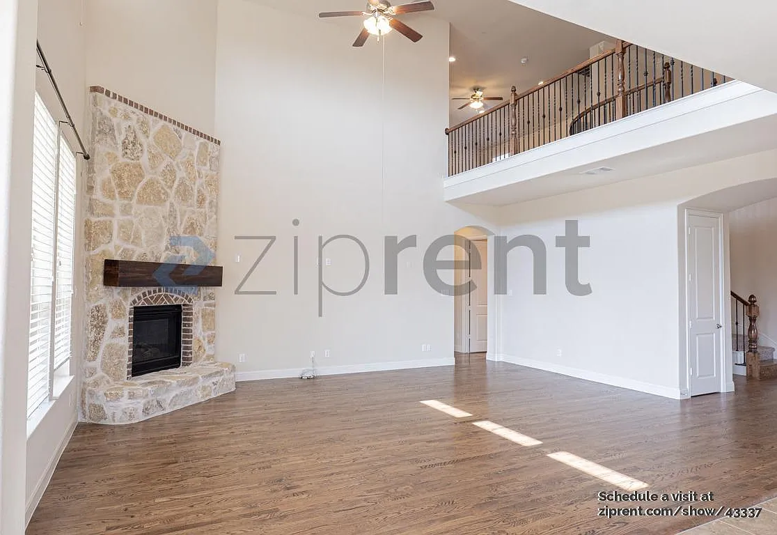 5 bed, 4.5 bath, 4490 sqft, $3,900 — Photo 3