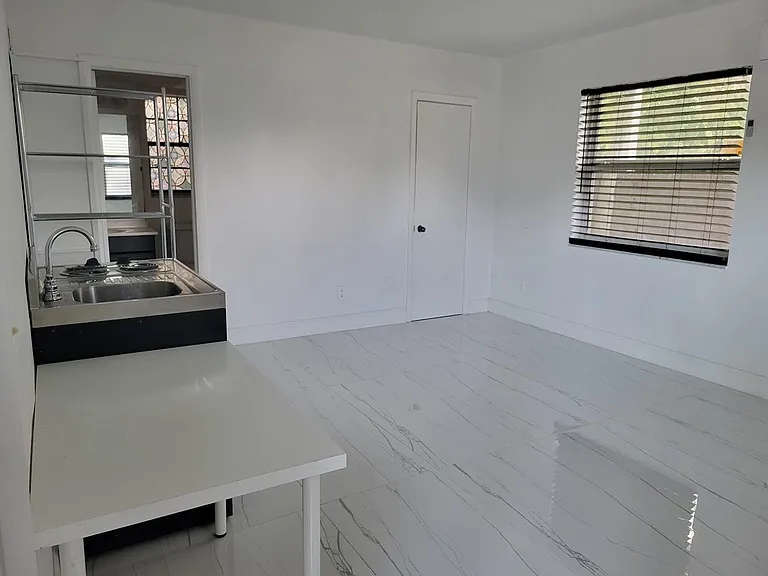 1300 NW 4th Ave #B — Photo 8