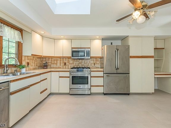 4th image of 11 Cresthill Rd