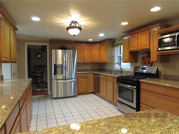 3rd image of 628 Courtview Dr