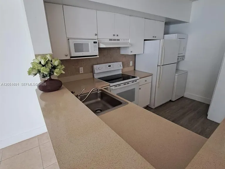 5085 NW 7th St #810 — Photo 2