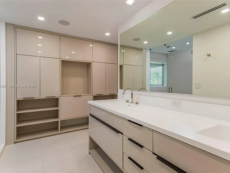 301 Shore Dr E — Photo 26