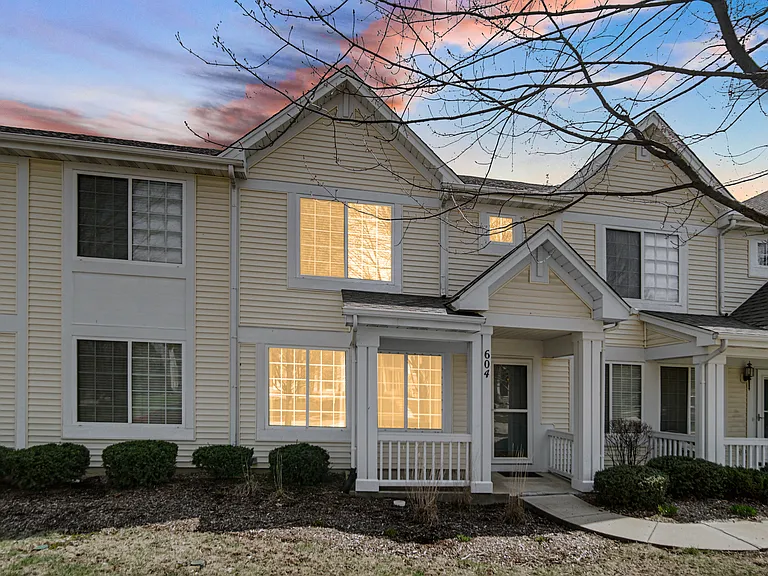 604 Lincoln Station Dr — Photo 2