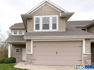 417 Cimarron Dr, Hiawatha, IA 52233