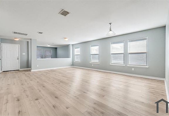 3rd image of 1600 Lionheart Dr