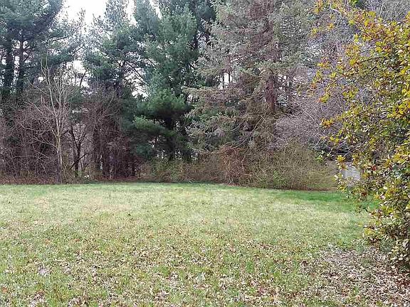 3rd image of 823 Greenbriar Dr