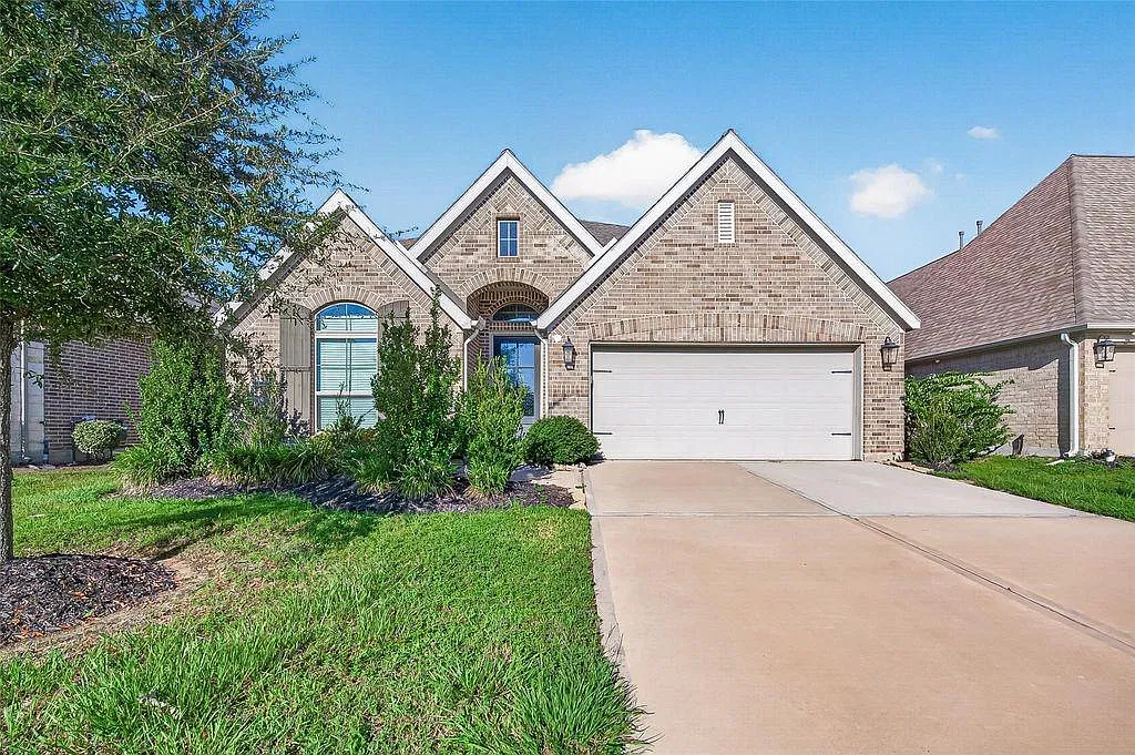 4 bed, 2.0 bath, 2233 sqft, $2,700 — Photo 1