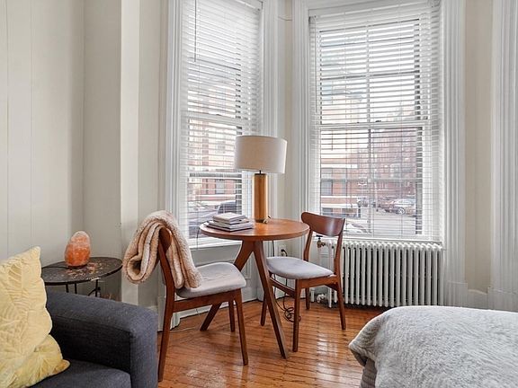 4th image of 14 Gloucester St #1A