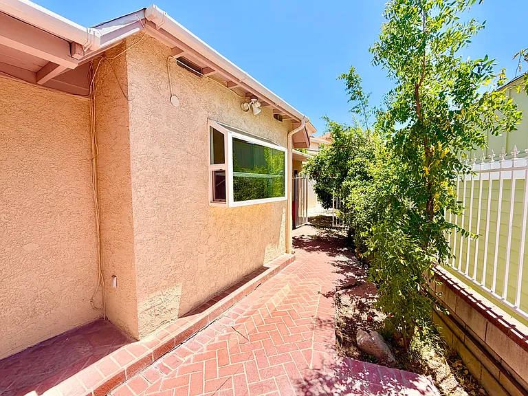 3774 La Crescenta Ave — Photo 31