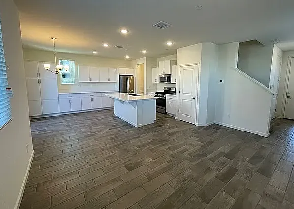 2002 N Perry Ln — Photo 3