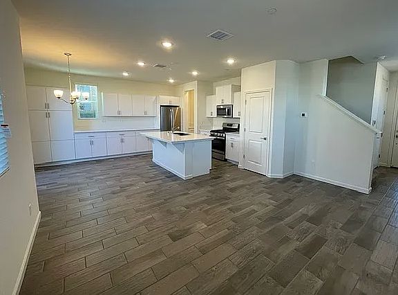 3rd image of 2002 N Perry Ln