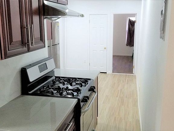 2nd image of 288 20th St APT 1R