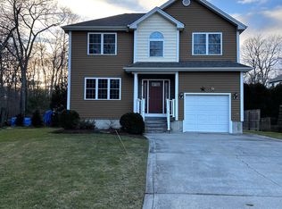 4 Oak Rd, Bristol, RI 02809