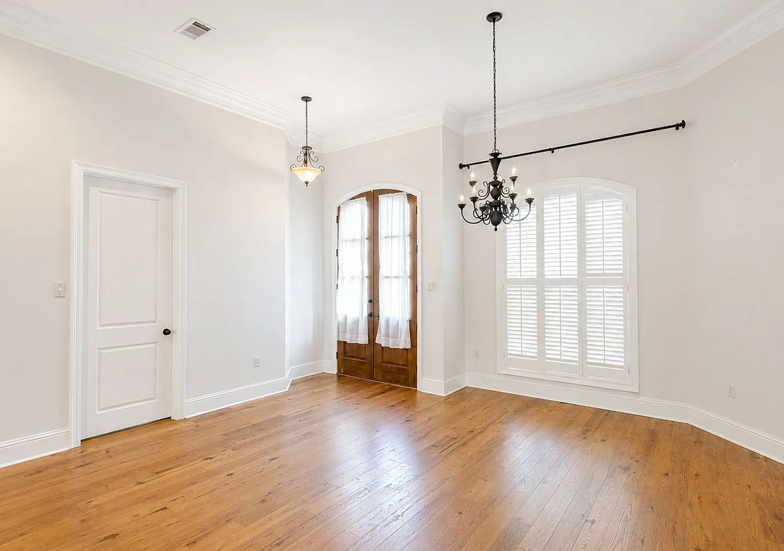 4-Bedroom Executive-Style Lakefront Home with Private Mother-in-Law Suite — Photo 4