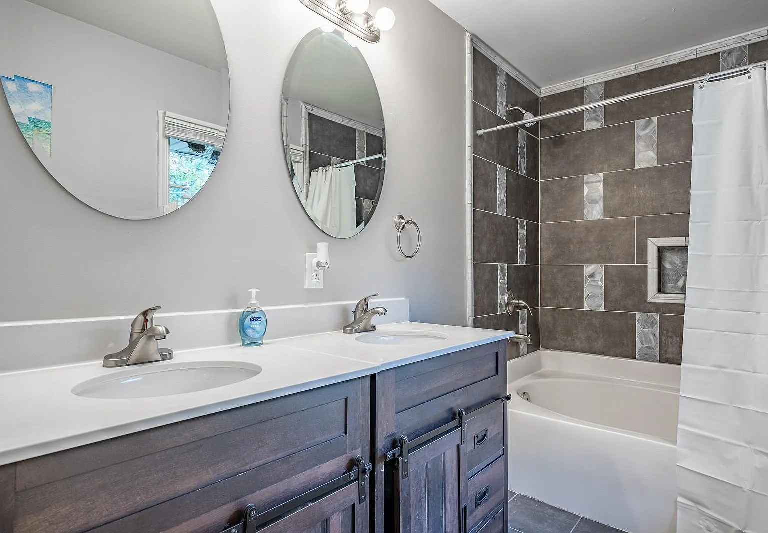 4 bed, 3.0 bath, 2928 sqft, $996 — Photo 3